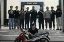 Petugas Polres Tanggamus menangkap pria berinisial DA yang mencuri motor milik ayah kandungnya di Lampung. (Posnews/Ist)