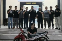Petugas Polres Tanggamus menangkap pria berinisial DA yang mencuri motor milik ayah kandungnya di Lampung. (Posnews/Ist)