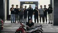Petugas Polres Tanggamus menangkap pria berinisial DA yang mencuri motor milik ayah kandungnya di Lampung. (Posnews/Ist)