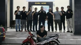 Petugas Polres Tanggamus menangkap pria berinisial DA yang mencuri motor milik ayah kandungnya di Lampung. (Posnews/Ist)