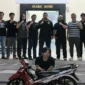 Petugas Polres Tanggamus menangkap pria berinisial DA yang mencuri motor milik ayah kandungnya di Lampung. (Posnews/Ist)