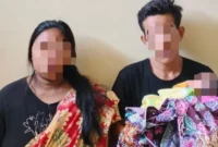 Petugas Polda Sumatera Selatan menangani kasus penjualan bayi melalui media sosial di Palembang. (Posnews/Ist)