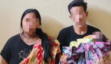 Petugas Polda Sumatera Selatan menangani kasus penjualan bayi melalui media sosial di Palembang. (Posnews/Ist)