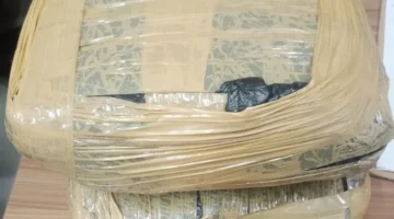 Petugas Satresnarkoba Polres Metro Bekasi Kota menunjukkan barang bukti ganja 2 kilogram hasil penangkapan kurir jaringan antarkota. (Posnews/Ist)