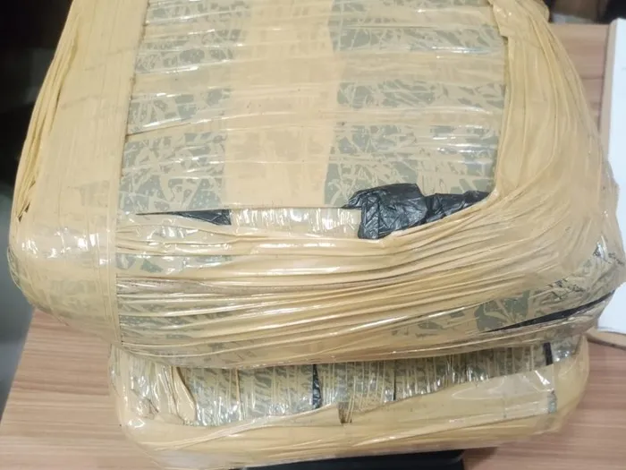 Petugas Satresnarkoba Polres Metro Bekasi Kota menunjukkan barang bukti ganja 2 kilogram hasil penangkapan kurir jaringan antarkota. (Posnews/Ist)