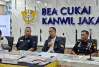 Petugas BNN dan Bea Cukai menunjukkan barang bukti 4.080 butir ekstasi hasil pengungkapan jaringan narkotika internasional di Jakarta. (Posnews/Ist)