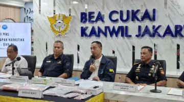 Petugas BNN dan Bea Cukai menunjukkan barang bukti 4.080 butir ekstasi hasil pengungkapan jaringan narkotika internasional di Jakarta. (Posnews/Ist)