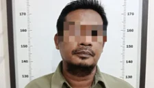 Petugas Ditresnarkoba Polda Kepri mengamankan tersangka kasus sabu di Kabupaten Karimun dalam pengembangan perkara curanmor. (Posnews/Ist)