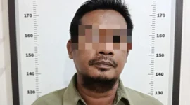 Petugas Ditresnarkoba Polda Kepri mengamankan tersangka kasus sabu di Kabupaten Karimun dalam pengembangan perkara curanmor. (Posnews/Ist)