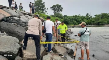 Petugas kepolisian melakukan olah TKP di Pantai Ketewel, Gianyar, Bali, setelah ditemukan potongan kepala dan bagian tubuh manusia di muara Sungai Wos. (Posnews/Ist)