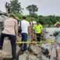 Petugas kepolisian melakukan olah TKP di Pantai Ketewel, Gianyar, Bali, setelah ditemukan potongan kepala dan bagian tubuh manusia di muara Sungai Wos. (Posnews/Ist)