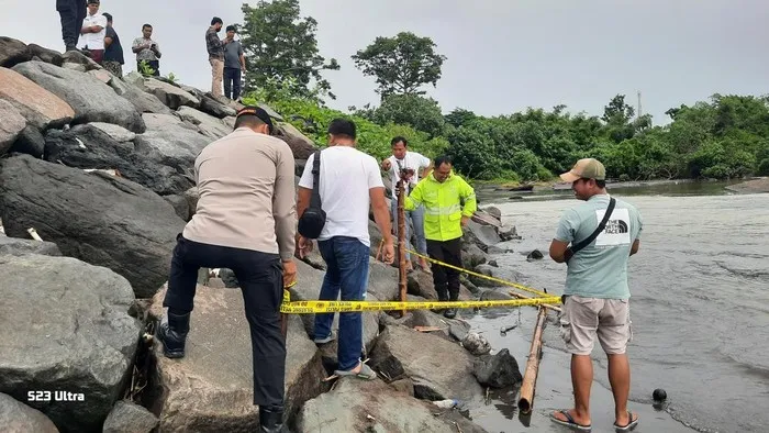 Petugas kepolisian melakukan olah TKP di Pantai Ketewel, Gianyar, Bali, setelah ditemukan potongan kepala dan bagian tubuh manusia di muara Sungai Wos. (Posnews/Ist)