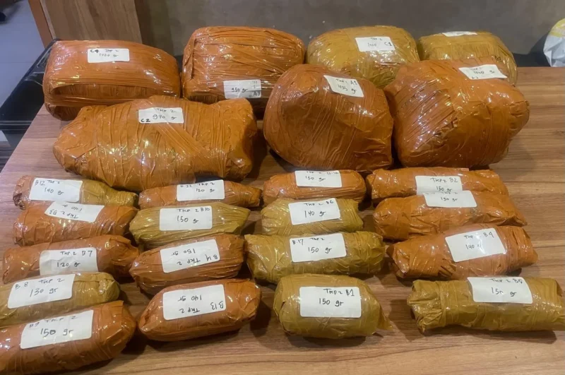 Polisi menyita 9,4 kg ganja dari mobil tersangka di parkiran RS UKI. (Posnews/Ist)