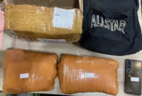 Petugas Ditresnarkoba Polda Metro Jaya menunjukkan barang bukti ganja seberat 2 kilogram yang diamankan di Depok. (Posnews/Ist)