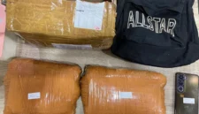 Petugas Ditresnarkoba Polda Metro Jaya menunjukkan barang bukti ganja seberat 2 kilogram yang diamankan di Depok. (Posnews/Ist)