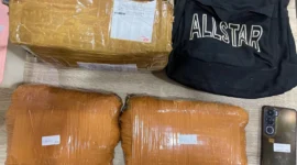 Petugas Ditresnarkoba Polda Metro Jaya menunjukkan barang bukti ganja seberat 2 kilogram yang diamankan di Depok. (Posnews/Ist)