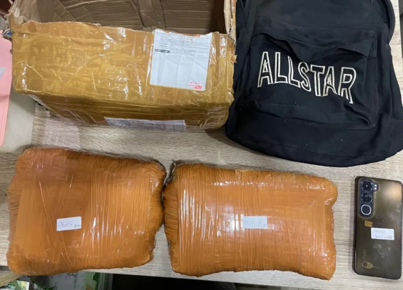 Petugas Ditresnarkoba Polda Metro Jaya menunjukkan barang bukti ganja seberat 2 kilogram yang diamankan di Depok. (Posnews/Ist)