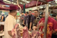 Petugas Satgas SABER bersama Polda Metro Jaya dan Bapanas mengecek harga dan stok bahan pokok di Pasar Koja Baru, Jakarta Utara. (Posnews/Ist)