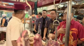 Petugas Satgas SABER bersama Polda Metro Jaya dan Bapanas mengecek harga dan stok bahan pokok di Pasar Koja Baru, Jakarta Utara. (Posnews/Ist)