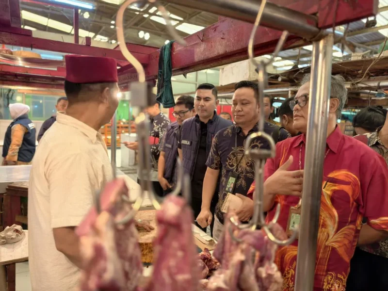 Petugas Satgas SABER bersama Polda Metro Jaya dan Bapanas mengecek harga dan stok bahan pokok di Pasar Koja Baru, Jakarta Utara. (Posnews/Ist)