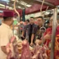 Petugas Satgas SABER bersama Polda Metro Jaya dan Bapanas mengecek harga dan stok bahan pokok di Pasar Koja Baru, Jakarta Utara. (Posnews/Ist)