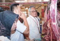 Petugas Polda Metro Jaya bersama Bapanas saat sidak dan mengecek harga bahan pokok di Pasar Rawamangun, Jakarta Timur menjelang Idul Fitri 2026. (Posnews/Ist)