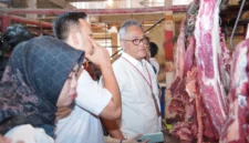 Petugas Polda Metro Jaya bersama Bapanas saat sidak dan mengecek harga bahan pokok di Pasar Rawamangun, Jakarta Timur menjelang Idul Fitri 2026. (Posnews/Ist)