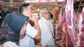 Petugas Polda Metro Jaya bersama Bapanas saat sidak dan mengecek harga bahan pokok di Pasar Rawamangun, Jakarta Timur menjelang Idul Fitri 2026. (Posnews/Ist)