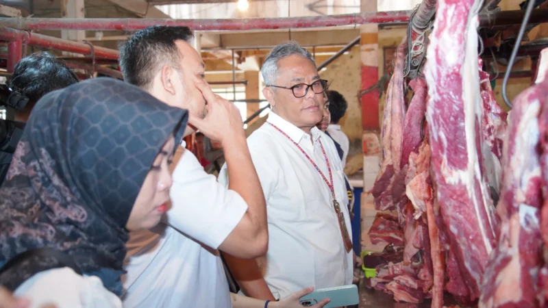 Petugas Polda Metro Jaya bersama Bapanas saat sidak dan mengecek harga bahan pokok di Pasar Rawamangun, Jakarta Timur menjelang Idul Fitri 2026. (Posnews/Ist)