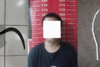 Polisi mengamankan remaja berinisial RR beserta barang bukti celurit usai aksi tawuran di Jembatan Sindang Koja, Jakarta Utara. (Posnews/MR)
