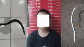 Polisi mengamankan remaja berinisial RR beserta barang bukti celurit usai aksi tawuran di Jembatan Sindang Koja, Jakarta Utara. (Posnews/MR)