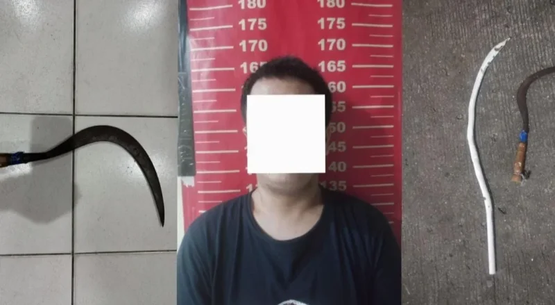 Polisi mengamankan remaja berinisial RR beserta barang bukti celurit usai aksi tawuran di Jembatan Sindang Koja, Jakarta Utara. (Posnews/MR)