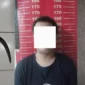 Polisi mengamankan remaja berinisial RR beserta barang bukti celurit usai aksi tawuran di Jembatan Sindang Koja, Jakarta Utara. (Posnews/MR)
