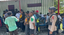Polisi mengamankan lokasi penyerangan di SMP YPK Yakpesmi Dekai, Kabupaten Yahukimo, Papua Pegunungan. (Posnews/Ist)