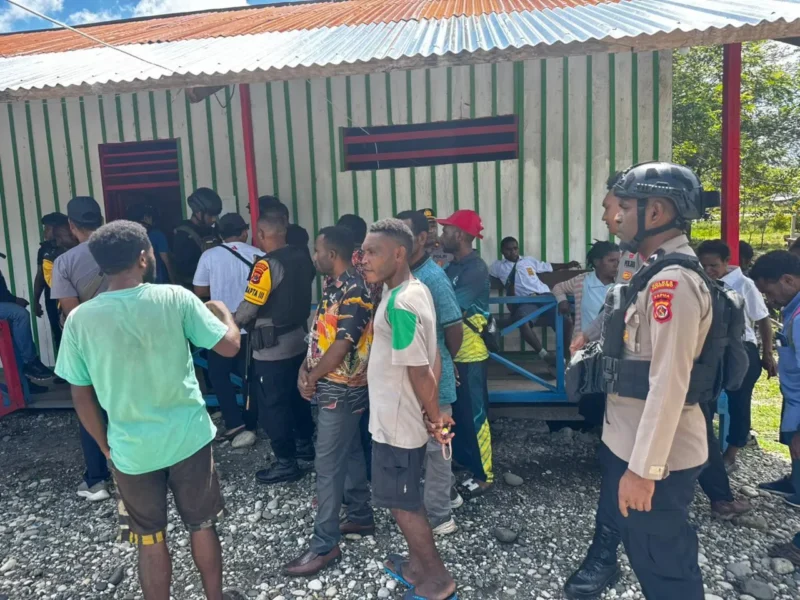 Polisi mengamankan lokasi penyerangan di SMP YPK Yakpesmi Dekai, Kabupaten Yahukimo, Papua Pegunungan. (Posnews/Ist)