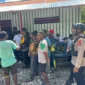 Polisi mengamankan lokasi penyerangan di SMP YPK Yakpesmi Dekai, Kabupaten Yahukimo, Papua Pegunungan. (Posnews/Ist)