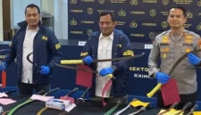 Polisi Polda Metro Jaya menunjukkan barang bukti senjata tajam hasil penangkapan 105 pelaku tawuran dalam Operasi Pekat Jaya 2026 di Jakarta. (Posnews/Ist)