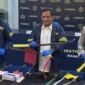 Polisi Polda Metro Jaya menunjukkan barang bukti senjata tajam hasil penangkapan 105 pelaku tawuran dalam Operasi Pekat Jaya 2026 di Jakarta. (Posnews/Ist)