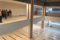 Polisi memasang garis polisi di Gedung C Kampus Unpam Serang lokasi mahasiswi tewas jatuh dari lantai dua. (Posnews/Ist)