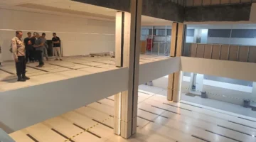 Polisi memasang garis polisi di Gedung C Kampus Unpam Serang lokasi mahasiswi tewas jatuh dari lantai dua. (Posnews/Ist)