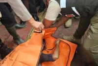 Polisi melakukan olah TKP penemuan jenazah pria di gorong-gorong Sunter Agung, Jakarta Utara. (Posnews/MR)