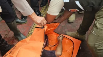 Polisi melakukan olah TKP penemuan jenazah pria di gorong-gorong Sunter Agung, Jakarta Utara. (Posnews/MR)