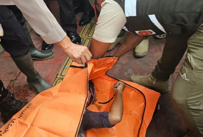 Polisi melakukan olah TKP penemuan jenazah pria di gorong-gorong Sunter Agung, Jakarta Utara. (Posnews/MR)