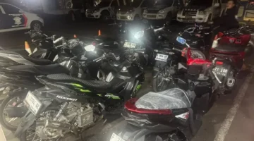 Polisi Polda Metro Jaya mengamankan pemotor komunitas Youth Night Style yang menerobos JLNT Casablanca Jakarta Selatan. (Posnews/Ist)