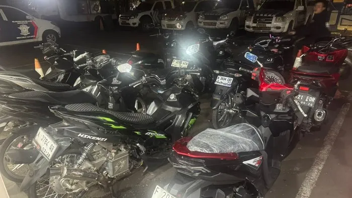 Polisi Polda Metro Jaya mengamankan pemotor komunitas Youth Night Style yang menerobos JLNT Casablanca Jakarta Selatan. (Posnews/Ist)