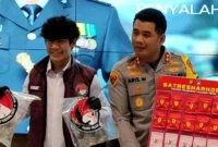 Kapolres Pelabuhan Tanjung Priok AKBP Aris Wibowo menunjukkan barang bukti ribuan pod rokok elektrik berisi narkotika etomidate. (Posnews/MR)