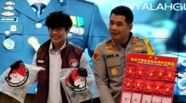 Kapolres Pelabuhan Tanjung Priok AKBP Aris Wibowo menunjukkan barang bukti ribuan pod rokok elektrik berisi narkotika etomidate. (Posnews/MR)