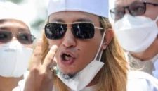 Bahar bin Smith saat tiba di Mapolres Metro Tangerang Kota untuk menjalani pemeriksaan terkait kasus kekerasan di Cipondoh. (Posnews/Ist)