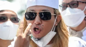 Bahar bin Smith saat tiba di Mapolres Metro Tangerang Kota untuk menjalani pemeriksaan terkait kasus kekerasan di Cipondoh. (Posnews/Ist)