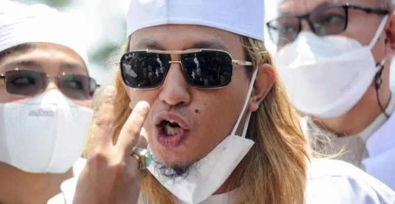 Bahar bin Smith saat tiba di Mapolres Metro Tangerang Kota untuk menjalani pemeriksaan terkait kasus kekerasan di Cipondoh. (Posnews/Ist)